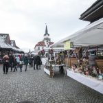 Rynek miasteczka galicyjskiego, wzdłuż niego kramy.