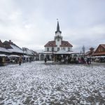 Rynek miasteczka, w tle budynki i budynek ratusza.