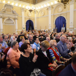 Zgromadzona na sali publiczność.