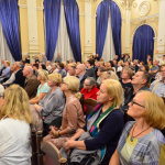 Zgromadzona na sali publiczność.