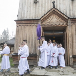 Ministranci wychodzący z kościoła w procesji.