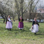 Mężczyzna mówiący do mikrofonu, obok stoi kobieta.