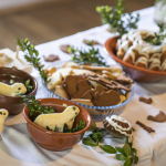 Babka wielkanocna, pierniczki i baranki wielkanocne na świątecznym stole.