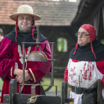 Mężczyzna w przebraniu średniowiecznego inkwizytora i kata.