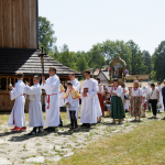 Procesja wokół świątyni, lektorzy niosący krzyż