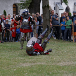 Rycerski pojedynek, za sznurem oglądająca starcie rycerzy publiczność.