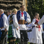 Grupa osób w strojach regionalnych.