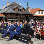 Publiczność siedząca na ławkach przed sceną.