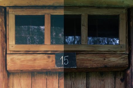 Drewniane okno, a pod nim tabliczka z liczbą 15.