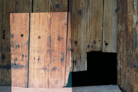 Drewniane deski z wystającymi gwoźdźmi.