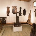 Drewniane rzeźby znajdujące się w sali muzealnej.