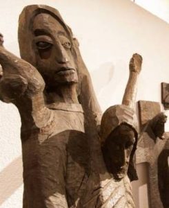 Drewniane rzeźby znajdujące się w sali muzealnej.