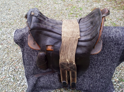 Czarne siodło do jazdy konnej.