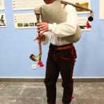 Góral Piwniczański grający na dudach.