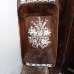 Drewniane korytko zdobione malowanymi kwiatami.