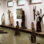 Drewniane rzeźby znajdujące się w sali muzealnej.