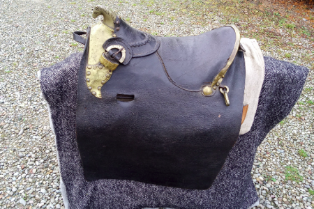 Czarne siodło do jazdy konnej.