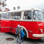 Zabytkowy autobus stojący na płycie rynku miasteczka galicyjskiego