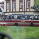 Zabytkowy autobus jadący ulicą.