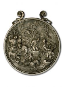 medal z cyny z tłoczoną sceną produkcji wina