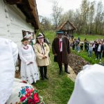 Scenaka weselna przy chałupie w skansenie