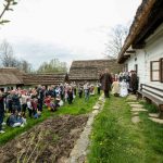 Scenaka weselna przy chałupie w skansenie