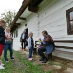 Cztery osoby przyglądają się pracy kwiaciarki