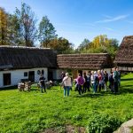 Grupa dzieci w skansenie