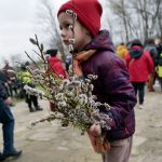 Dziewczynka trzyma palmę wielkanocną